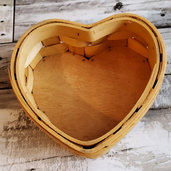 Taskets Renaissance Heart Basket with Fabric and Plastic Liner - Picture 4 of 9